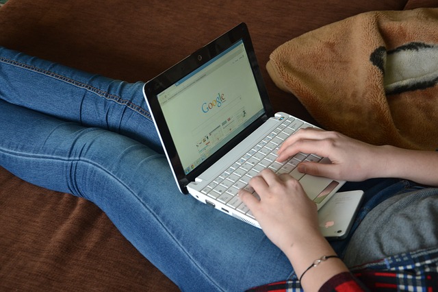 laptop na klíně